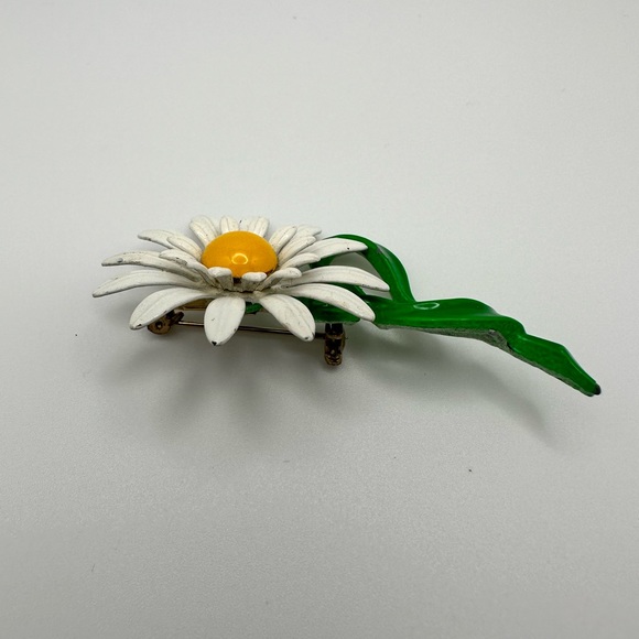 Vintage 1960s Flower Pin Vintage 60s White Daisy Enameled Flower Brooch - Picture 6 of 6